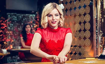 Hình ảnh nhân viên hỗ trợ khách hàng sẵn sàng giải đáp thắc mắc về GDPR